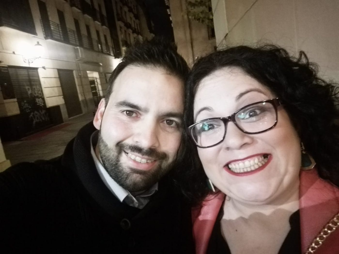 José Luis e Inma, muy juntos y sonriendo, una noche
